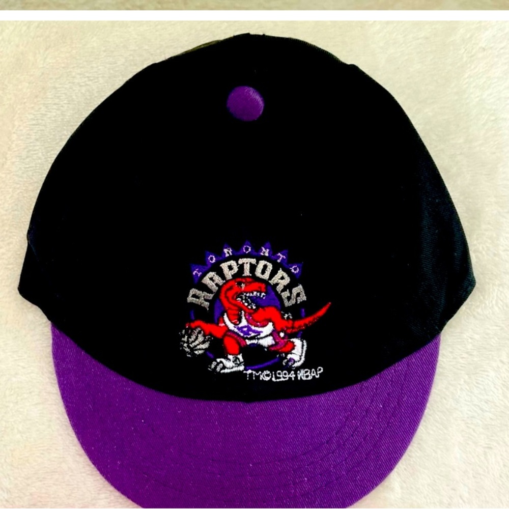 Vintage NBA Toronto Raptors kids baseball hat. 🖤